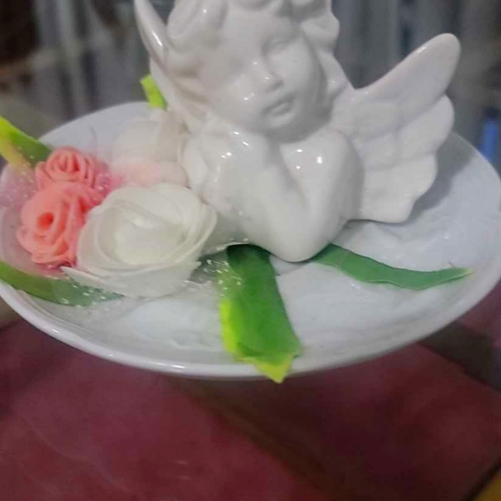 White plate with angle around with roses